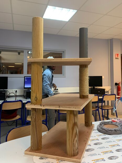 Des L3 en Ingénierie Mécanique réalisent et font don d'un arbre à chat Des L3 en Ingénierie Mécanique réalisent et font don d'un arbre à chat