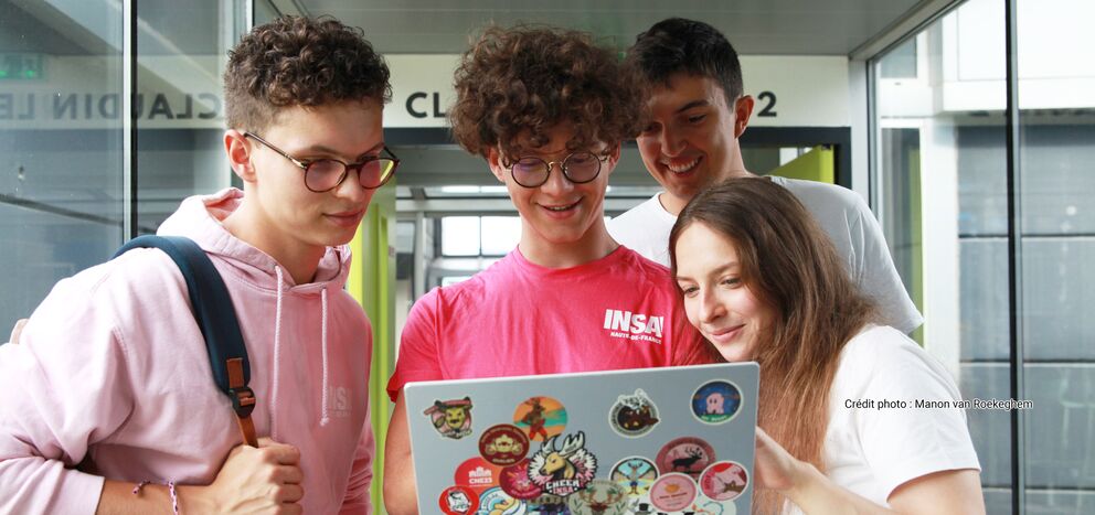Etudiants de l'INSA Hauts-de-France sur un ordinateur portable | Crédit photo : Manon van Roekeghem | Groupe INSA