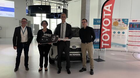 Toyota Onnaing / Valenciennes fait don de 4 Yaris hybrides à l’Université Remise de clé