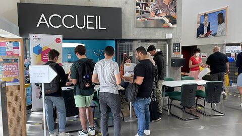 Vignette Accueil journee Passeport Des étudiants à l'accueil de la MSE