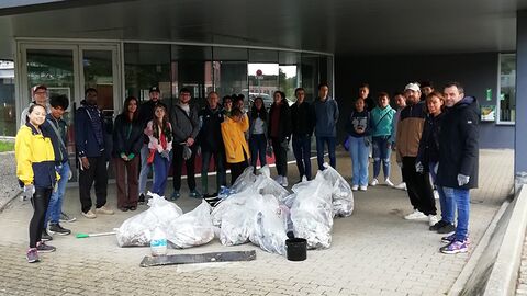 Groupe de participants avec déchets récoltés