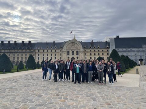 photo de groupe des étudiants de licence 3 hg en voyage à Paris photo de groupe des étudiants de licence 3 hg en voyage à Paris