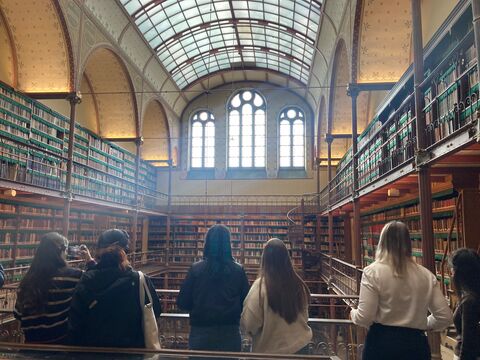 Nous voyons des étudiants en train de regarder une bibliothèque