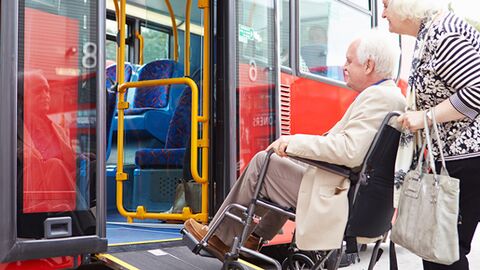 Personne sur un fauteuil montant dans un tramway Personne sur un fauteuil montant dans un tramway