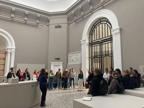 Les étudiants du master Histoire au Musée des Beaux Arts étudiants rassemblés dans le hall du musée des Beaux arts en train d'écouter une explication