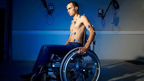 Homme sur fauteuil roulant Homme sur fauteuil roulant