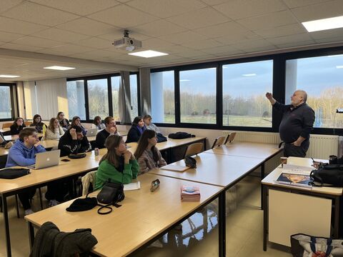 Les étudiants de master 1 HCVI rencontrent Stéphane Titelin Les étudiants écoutent le comédien