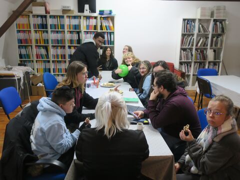 Les étudiants de master 2 études curatoriales préparent leur workshop étudiants travaillant en groupe