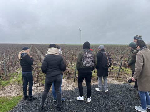 Sortie au chant d'Eole des étudiants de master PRT étudiants devant le domaine viticole