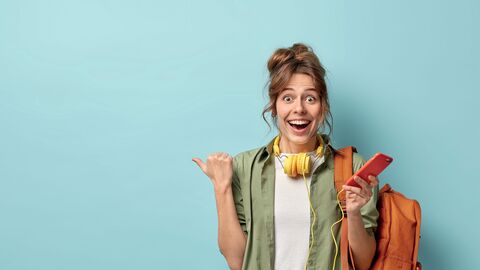 Etudiante avec son smartphone Etudiante avec son smartphone