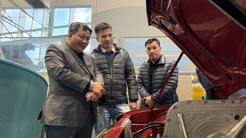 L'UTT visite l'atelier GEii Les membres de l'UTT visitent les ateliers GEii