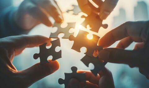 Mains avec pièces de puzzle Mains avec pièces de puzzle