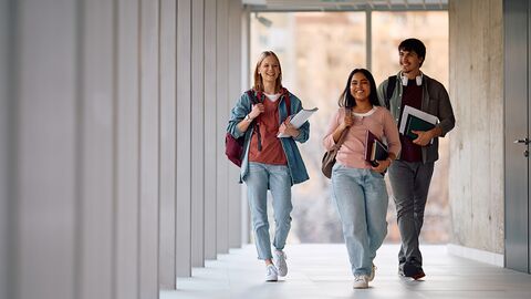 Etudiants dans un couloir de l'université lors de la rentrée universitaire Etudiants dans un couloir de l'université lors de la rentrée universitaire