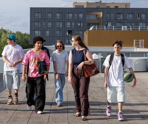 Un groupe d’étudiants profite d’un moment ensemble sur le campus.
